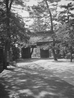 Erstes Eingangstor zum Kōtoku-in : Erstes Eingangstor zum Kōtoku-in. Blick zur Straße