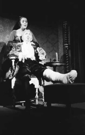Freiburg: Kammertheater; Prosper Mérimée: Die Sakramentskutsche; Szene; Don Andrès de Ribeira, Vizekönig von Peru (Bernd Schorlemer) und Camilia Perichole, Schauspielerin (Berthe Trüb)