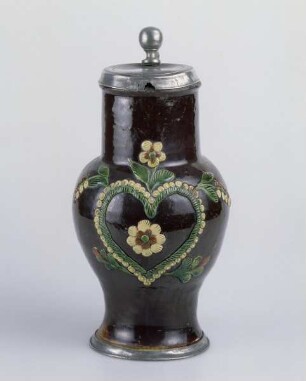 Krug mit Fuß und Deckel aus Zinn