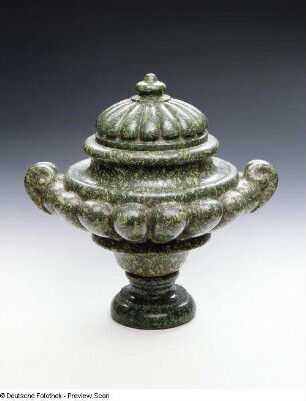Deckelvase : Deckelvase. Grüner Porphyr (Porfido verde antico); 41 x 41 x 34 cm (1601/1700). Dresden: Skulpturensammlung Hase5 150/393