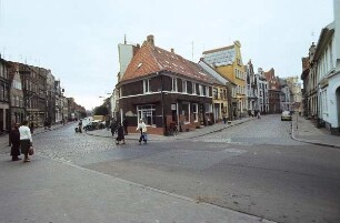 DDR. Zwei Straßenzüge in einer historischen Altstadt
