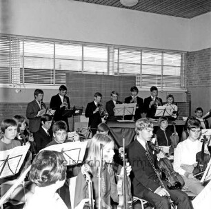 Emil-von-Behring-Gymnasium: Sieker Landstraße: III. Bauabschnitt: Einweihung: Musiksaal: Schülerorchester beim Vortrag eines Musikstückes: hinten Fensterreihe