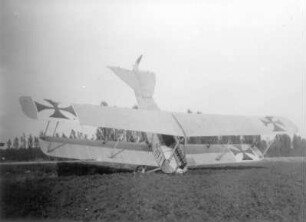 Doppeldecker-Flugzeug (um 1910/1914) nach mißglückter Landung. Ansicht von vorn