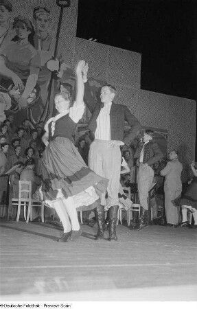 Personen bei einer Tanzvorführung auf der Leipziger Herbstmesse 1954