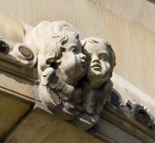 Fensterbekrönung mit zwei Puttenköpfen