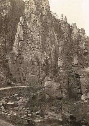 Erzgebirge. Tal der Schwarzen Pockau (auch Schwarzwassertal genannt) bei Pobershau. Nonnenfelsen und Ende der Teufelsmauer (Riesengneis in Quaderform)