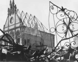 Ruine des Vitzthumschen Gymnasiums, Reservelazerett : Peter, Richard sen.: Ruine des Vitzthumschen Gymnasiums, Reservelazerett. Fotografie; 23,8 x 29 cm. 1945/1946. Dresden: Kupferstich-Kabinett D 1981-57