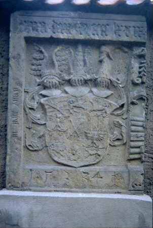 Wappenstein der Edlen v. Grüneberg in der Friedhofsmauer