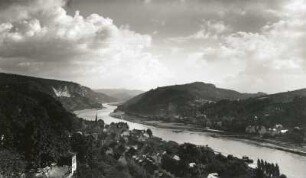 Stadt Wehlen. Blick elbaufwärts gegen die Basteiwände