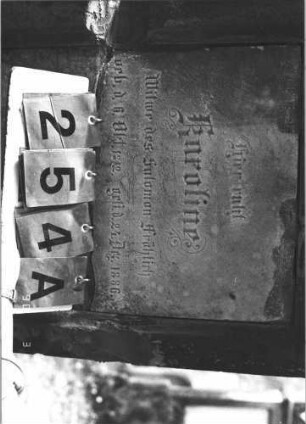 Grabstein 254 (Index: 100009231) Zustand: Inschrifttafel mehrfach zerbrochen und wiedereingesetzt und zementiert Maße HxBxT: 126x59x23 cm: Grabstein 254A