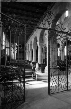 Schwarzach: Romanische Kirche; Durchblick durch Gittertor