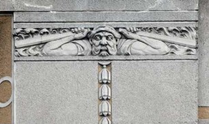 Heiligkreuz-Schule — Südflügel — Relief