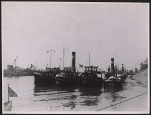 Vier Schiffe am Binnenhafen Duisburg-Ruhrort