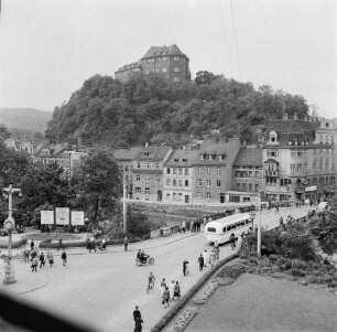 Greiz. Stadtansicht mit Oberem Schloß auf dem Schloßberg. Blick über die Friedensbrücke (Straßenbrücke über die Weiße Elster) nach Nordwest