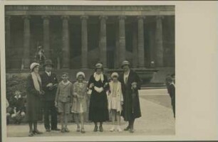 Eine Reisegruppe vor dem alten Museum Berlin