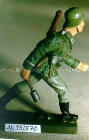 Sturmsoldat mit Handgranate und Spaten