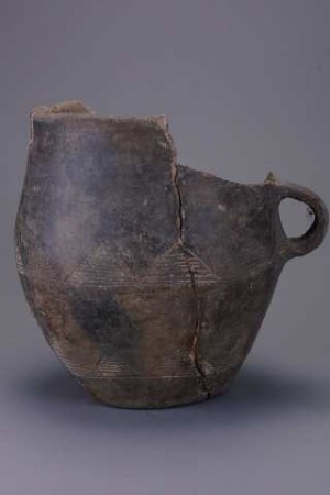 Bauchige Tasse mit unterrandständigem Bandhenkel