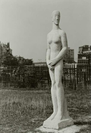 Stehender weiblicher Akt