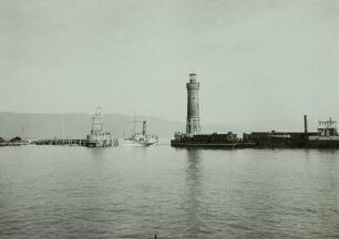 Lindau (Bodensee). Hafeneinfahrt : Lindau (Bodensee). Hafeneinfahrt gegen Bregenzer Wald. Löwenskulptur am Ende der östlichen Mole (1856; J. von Halbig)