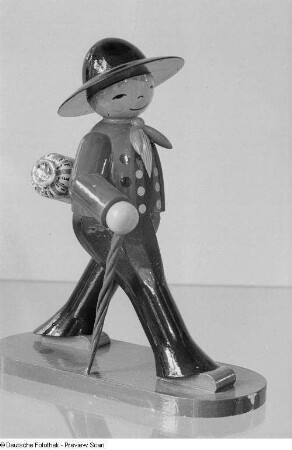 Holzfigur "Hamburger Zimmermann" aus der Manufaktur Wendt & Kühn KG, Grünhainichen im Erzgebirge an einem Stand im Petershof, Herbstmesse 1953