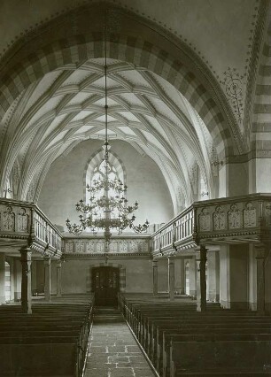 Bernstadt auf dem Eigen, Pfarrkirche Sankt Marien, Inneres nach Westen