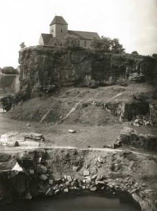 Beucha. Steinbruch (pyroxen-Porphyr) mit Kirche