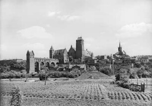 Marienwerder (Kwidzyn/Polen). Gesamtansicht von Westen in der Mitte die evangelische Domkirche, links davon das Kapitelschloss (jetzt Amtsgericht) mit weit vorspringendem Dansker