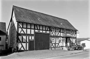 Wohnhaus (Wohn- und Wirtschaftsgebäude, Fachwerk); Hatzfeld, Berleburger Straße 33
