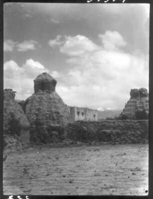 Indien. Kashmir. Ladakh. Indus-Tal. Verwitterte Chörten und altes Klostergebäude bei Stakna