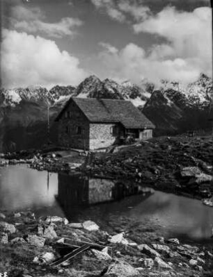 Friedrichshafener Hütte : Lechtaler Alpen. Alpenvereinshütte Friedrichshafener Hütte mit davorliegendem See. Im Hintergrund die Silvretta Gebirgsgruppe