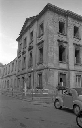 Bau eines Gebäudes für das Landratsamt auf dem Ruinenkomplex des ehemaligen Innenministeriums am Schlossplatz, damals Schlossplatz 21, heute Schlossplatz 19.