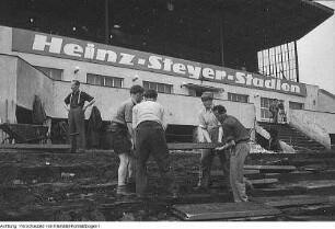 Dresden, Heinz-Steyer-Stadion. Nationales Aufbauwerk Freiwillige Arbeitseinsätze im Stadion, 1952 & Freiwillige Arbeitseinsätze, Juni 1952