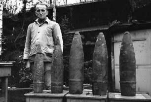 Breisach: Rheinwald bei Breisach; Kampfmittelbeseitigung, auf Tisch zusammengetragene Munition
