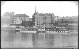 Aussig. Am Landungsplatz der Dampfschiffe : Aussig. Dampfschiff-Hotel, Verwaltungsgebäude der Sächs.-Böhmischen Dampfschiffahrt und Schiffsanlegestelle mit Personen-Seitenraddampfer "Auguste Victoria" (1899, Werft Laubegast). Blick über die Elbe