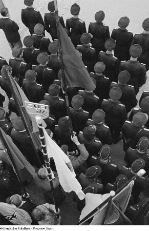 Polizisten und Fahnen