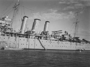 Kriegsschiff : Ein britisches Kriegsschiff in einem Hafen in Mosambik
