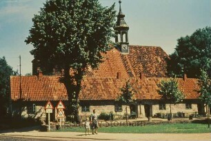 Gottesbuden, dahinter Schloßkirche