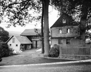 Wohnstallhaus : Bauerngut mit Wohnstallhaus (bez. 1882), Scheune und Anbauten
