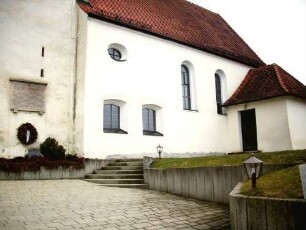 Langhaus von Süden-im Kern Romanisch-Gotisch im Westen und Norden erneuert-1771 Barock überformt und erhöht (Einbau von Emporen)