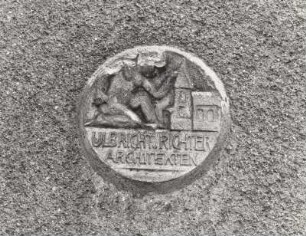 Reliefmedaillon mit Architektennamen