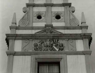 Relief mit Wappen der von Heynitz und der von Lauterbach, von Engeln gehalten, darüber segnender Gottvater