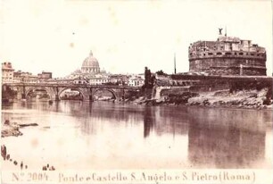 Blick auf die Engelsbrücke, die Engelsburg und den Dom St. Peter in Rom