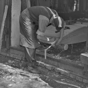 Die Handwerkliche Kunst des Kahnbaues in Kaupen bei Lübbenau. : Rjemjeslniske wuměłstwo čołmotwarstwa na Kupach pola Lubnjowa.