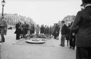 Frankreich : Reiseaufnahmen aus Frankreich. Versammlung an einer Gedenkplatte auf einem Boulevard (Paris?)