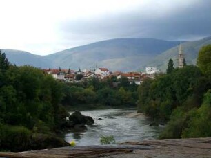 Mostar: Stadtansicht (Ausschnitt) mit Fluß Neretva