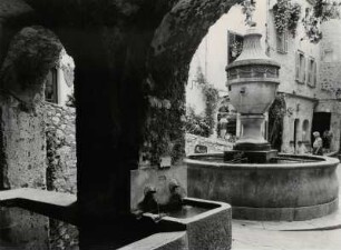 Brunnen auf dem Hauptplatz von St. Paul de Vence