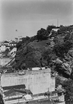 Siedlung am Berg : Häuser einer Stadt am Berghang.