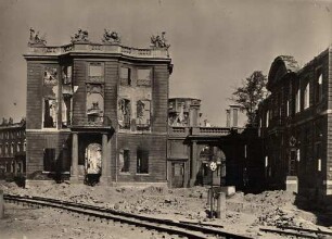 Zerstörte Gebäude in der Innenstadt. Östlicher Schlossflügel
