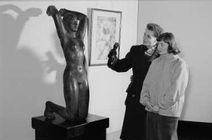 Blick in die Ausstellungsräume des Bildermuseums im Gebäude des ehemaligen Reichsgerichtes in Leipzig, Besucher betrachten eine Plastik