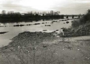 Dresden-Mickten. Kaditzer Flutrinne bei Elbehochwasser (Pegel 5,50). Blick von der Böcklinstraße über einen Müllschwemmkegel nach Westsüdwesten